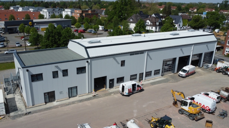 Werkstatthalle mit Lichtband.jpg